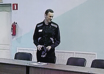 Ο Αλεξέι Ναβάλνι στο δικαστήριο, λίγο πριν από την ανάγνωση της ετυμηγορίας (φωτ.: EPA / Maxim Shipenkov)