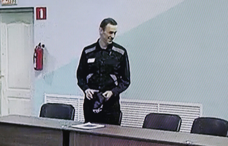 Ο Αλεξέι Ναβάλνι στο δικαστήριο, λίγο πριν από την ανάγνωση της ετυμηγορίας (φωτ.: EPA / Maxim Shipenkov)