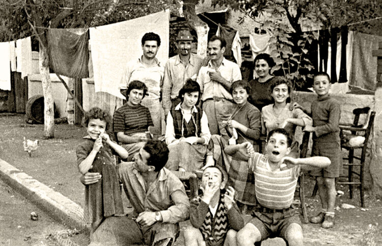 Στη γειτονιά της Μαιάνδρου με Κωνσταντινουπόλεως, 1952 (φωτ. Συλλογή Πολιτιστικής Εστίας Μικρασιατών Νέας Ιωνίας Μαγνησίας «Ίωνες»)