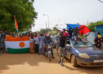 Οπαδοί των πραξικοπηματιών με τις σημαίες του Νίγηρα και της Ρωσίας σε διαδήλωση στη Νιαμέι (φωτ.: EPA / Issifou Djibo)