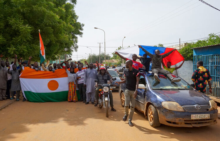 Οπαδοί των πραξικοπηματιών με τις σημαίες του Νίγηρα και της Ρωσίας σε διαδήλωση στη Νιαμέι (φωτ.: EPA / Issifou Djibo)