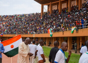 Σχεδόν 30.000 οπαδοί των πραξικοπηματιών συμμετείχαν σε συγκέντρωση-επίδειξη δύναμης στο μεγαλύτερο στάδιο της Νιγηρίας, στην πρωτεύουσα Νιαμέ (φωτ.: EPA / Issifou Djibo)