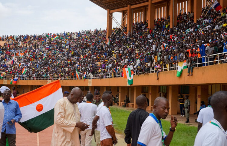 Σχεδόν 30.000 οπαδοί των πραξικοπηματιών συμμετείχαν σε συγκέντρωση-επίδειξη δύναμης στο μεγαλύτερο στάδιο της Νιγηρίας, στην πρωτεύουσα Νιαμέ (φωτ.: EPA / Issifou Djibo)
