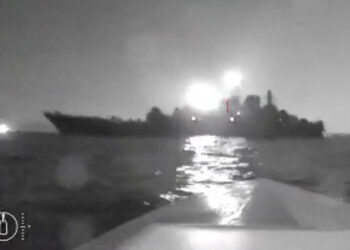 Το «Ολενεγκόρσκι Γκορνιάκ» του ρωσικού Πολεμικού Ναυτικού στο στόχαστρο θαλάσσιου drone. Το πλάνο είναι από βίντεο που αναρτήθηκε στο Twitter
