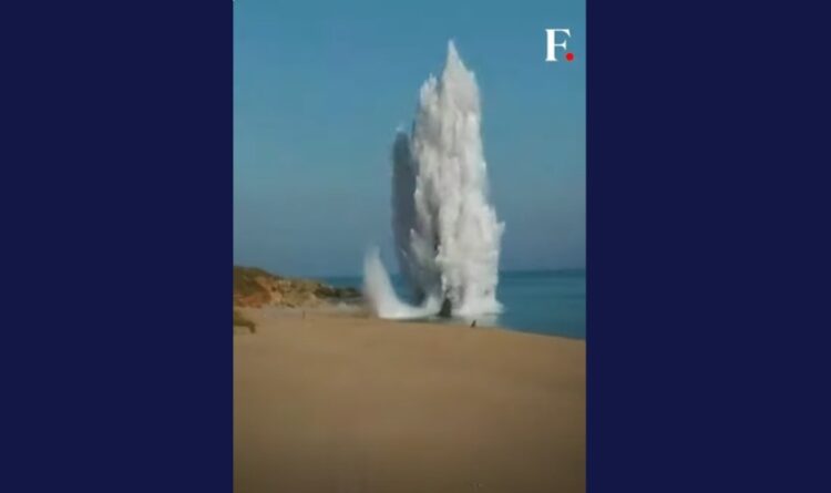 Στιγμιότυπο από την ελεγχόμενη έκρηξη των οβίδων μέσα στη θάλασσα (φωτ.: YouTube)