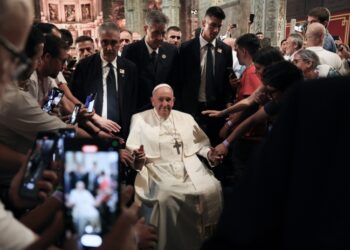 Ο πάπας Φραγκίσκος χαιρετά πιστούς στη Λισαβόνα (φωτ.: EPA/Joao Relvas / Pool)