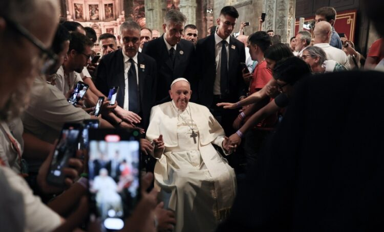 Ο πάπας Φραγκίσκος χαιρετά πιστούς στη Λισαβόνα (φωτ.: EPA/Joao Relvas / Pool)