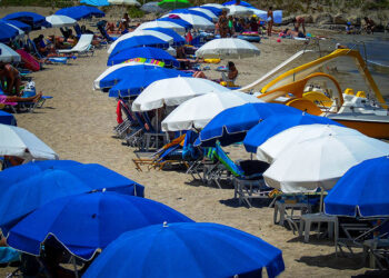 Ομπρέλες και ξαπλώστρες στην παραλία του Αγίου Σπυρίδωνα στην Κέρκυρα (φωτ.: EUROKINISSI / Γιώργος Κονταρίνης)