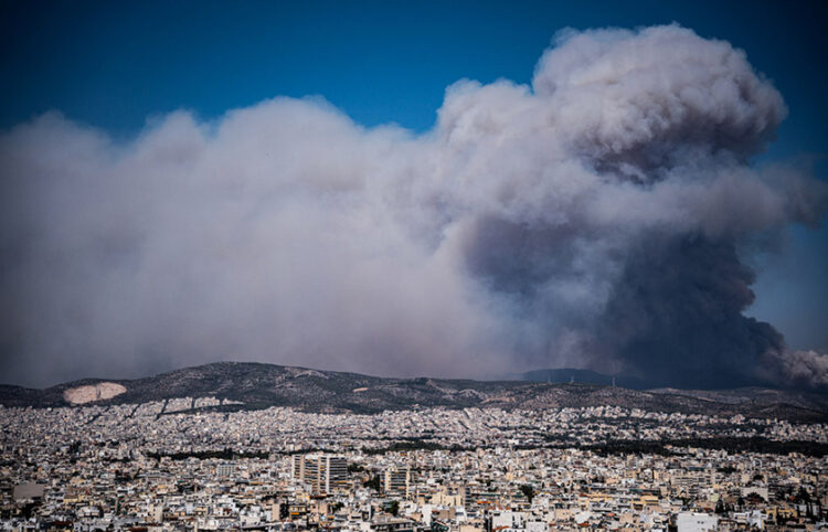 Μεγάλο σύννεφο καπνού από την πυρκαγιά στην Πάρνηθα όπως φαίνεται από την Αθήνα (φωτ.: ΑΠΕ-ΜΠΕ / Λίλια Αγάθου)