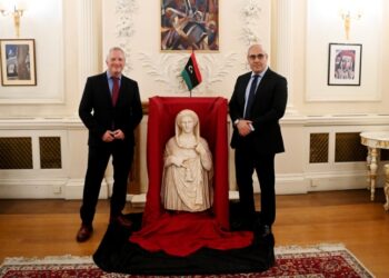 Αριστερά, ο Πίτερ Χιγκς μαζί με αξιωματούχο της πρεσβείας της Λιβύης στο Λονδίνο, κατά τον επαναπατρισμό του αγάλματος της Περσεφόνης, το 2021. Το συγκεκριμένο άγαλμα είχε βγει παράνομα από τη Λιβύη το 2011, προκειμένου να πωληθεί στη Βρετανία. Κατασχέθηκε από τις αρχές και αφού πιστοποιήθηκε από τους αρχαιολόγους, αποφασίστηκε η επιστροφή του στη Λιβύη (φωτ.: EPA/Facundo Arrizabalaga)