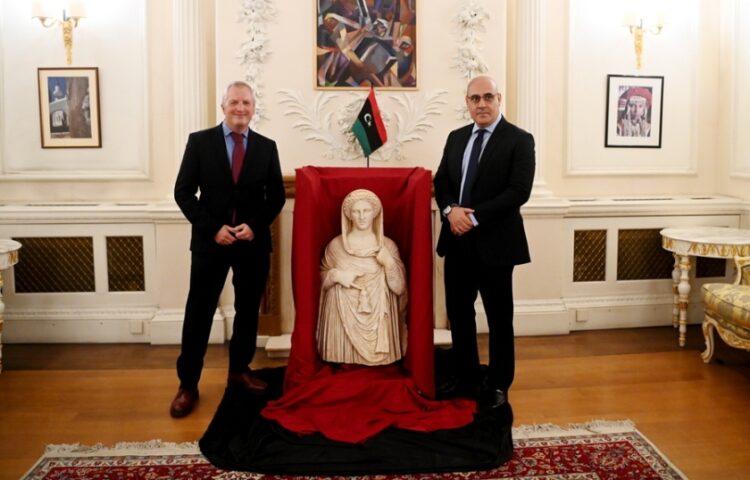 Αριστερά, ο Πίτερ Χιγκς μαζί με αξιωματούχο της πρεσβείας της Λιβύης στο Λονδίνο, κατά τον επαναπατρισμό του αγάλματος της Περσεφόνης, το 2021. Το συγκεκριμένο άγαλμα είχε βγει παράνομα από τη Λιβύη το 2011, προκειμένου να πωληθεί στη Βρετανία. Κατασχέθηκε από τις αρχές και αφού πιστοποιήθηκε από τους αρχαιολόγους, αποφασίστηκε η επιστροφή του στη Λιβύη (φωτ.: EPA/Facundo Arrizabalaga)
