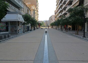 Ο πεζόδρομος της Αγίας Σοφίας στο κέντρο της Θεσσαλονίκης, όπου συχνά περνούν μηχανάκια (φωτ.: MOTIONTEAM/Φανή Τρυψάνη)