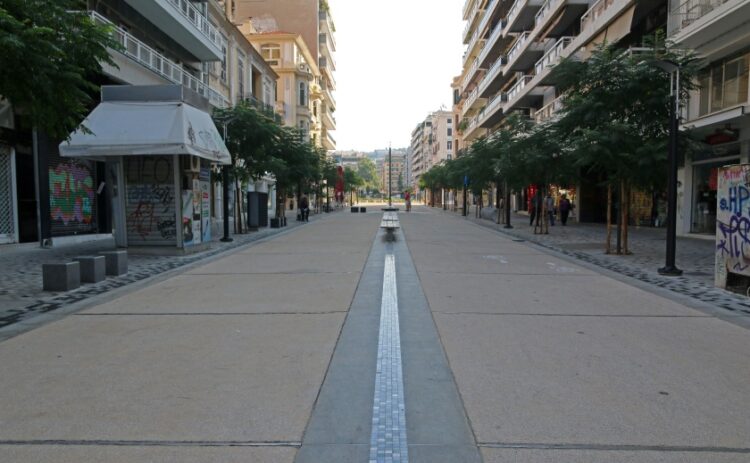 Ο πεζόδρομος της Αγίας Σοφίας στο κέντρο της Θεσσαλονίκης, όπου συχνά περνούν μηχανάκια (φωτ.: MOTIONTEAM/Φανή Τρυψάνη)