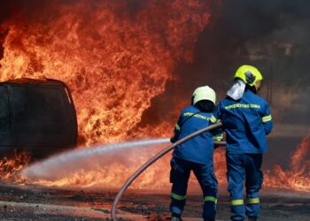 Πυροσβέστες επιχειρούν κατά της πυρκαγιάς (φωτ.: EUROKINISSI/Γιώργος Κονταρίνης)