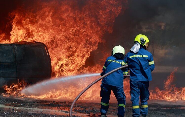 Πυροσβέστες επιχειρούν κατά της πυρκαγιάς (φωτ.: EUROKINISSI/Γιώργος Κονταρίνης)