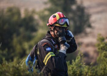 Πυροσβέστης ετοιμάζεται να συνδράμει στην κατάσβεση δασικής πυρκαγιάς (φωτ.: EUROKINISSI/Νάσος Σιμόπουλος)