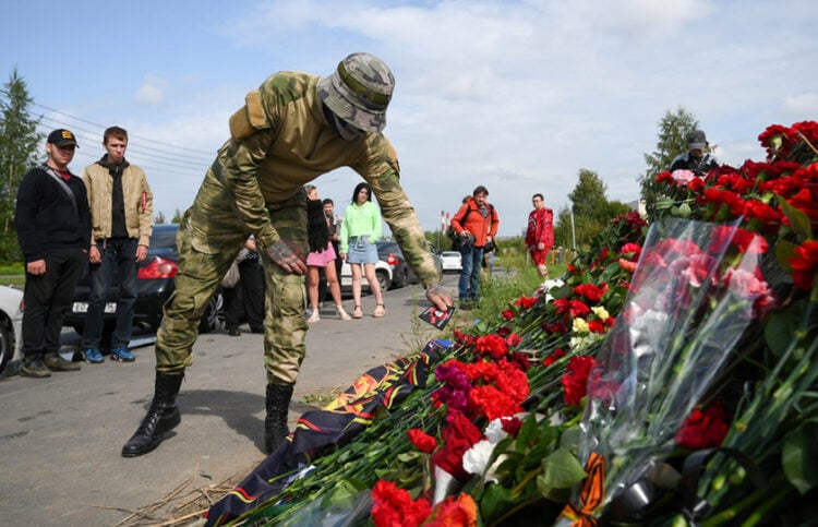 Λουλούδια και νεκροκεφαλές στο αυτοσχέδιο μνημείο για τον Πριγκόζιν (φωτ.: EPA / Anton Matrosov)