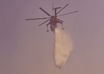 Πυροσβεστικό ελικόπτερο ρίχνει νερό  (φωτ.: ΑΠΕ-ΜΠΕ / Ευάγγελος Μπουγιώτης)