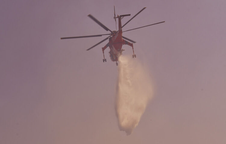 Πυροσβεστικό ελικόπτερο ρίχνει νερό  (φωτ.: ΑΠΕ-ΜΠΕ / Ευάγγελος Μπουγιώτης)