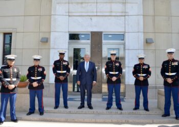 Ο Ρόμπερτ Μενέντεζ (κέντρο) κατά την επίσκεψή του στην αμερικανική πρεσβεία στην Κύπρο (φωτ.: Χ/American Embassy Cyprus)