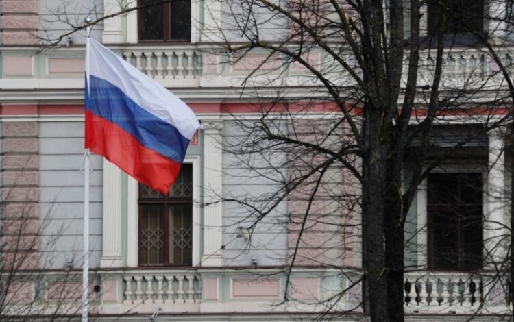 Ρωσική σημαία ανεμίζει μπροστά από κτήριο (φωτ.: ΕΡΑ/Toms Kalnins)