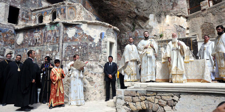 Παναγία Σουμελά 2010 – Η πρώτη σύγχρονη λειτουργία με τον Οικουμενικό Πατριάρχη Βαρθολομαίο (φωτ.: EPA / Murat Kaban)