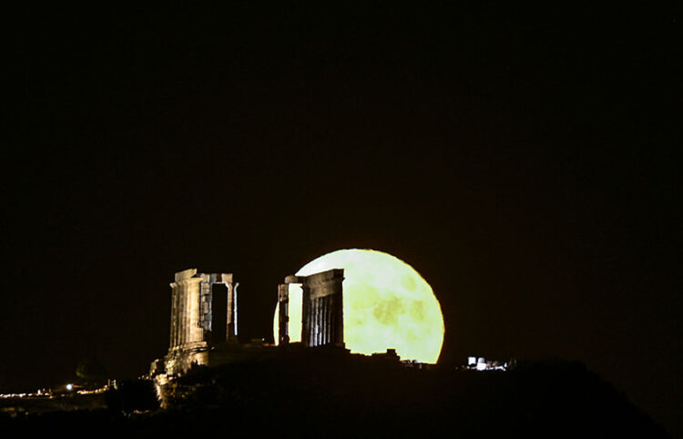 Πανσέληνος στο ναό του Ποσειδώνα στο Σούνιο (φωτ.: EUROKINISSI / Μιχάλης Καραγιάννης)