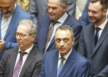 Ο Βασίλης Στίγκας (κάτω δεξιά) με βουλευτές του κόμματός του κατά την ορκωμοσία της νέας Βουλής (φωτ.: EUROKINISSI / Γιώργος Κονταρίνης)