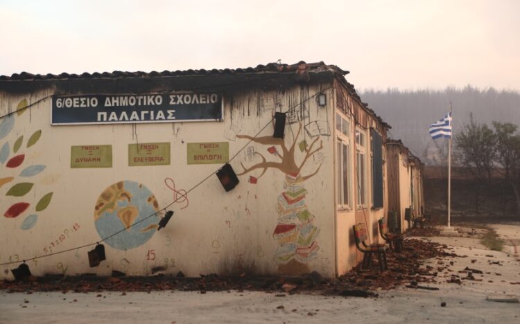 Το δημοτικό σχολείο της Παλαγίας μετά την επέλαση της φωτιάς (φωτ.: ΜΟΤΙΟΝΤΕΑΜ/Βασίλης Βερβερίδης)