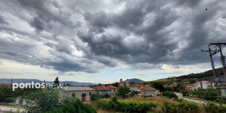 Σύννεφα πάνω από το Δρέπανο Κοζάνης (φωτ.: pontosnews.gr)