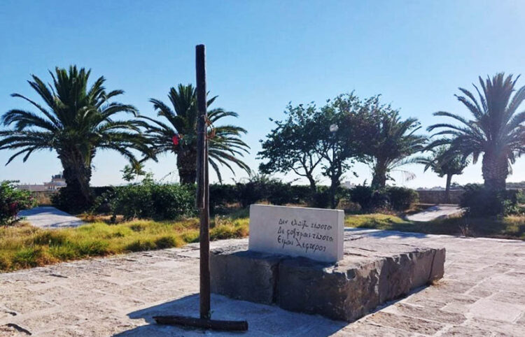 Ο σπασμένος σταυρός στον τάφο του Νίκου Καζαντζάκη (φωτ.: ΕΡΤ)
