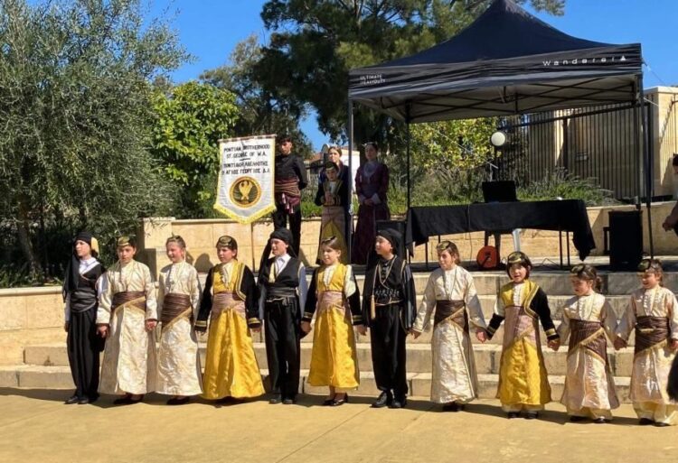 Το νέο αίμα της Ποντιακής Αδελφότητας του Αγίου Γεωργίου Δυτικής Αυστραλίας χορεύει στο πανηγύρι για την Κοίμηση της Θεοτόκου (φωτ.: facebook.com/pontian.brotherhood.saint.george)