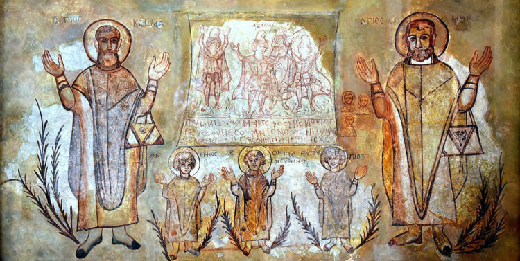 Τοιχογραφία του 6ου αι. μ.Χ. από κοπτική αιγυπτιακή εκκλησία (ανασκαφές Wadi Sarga· σήμερα στο Βρετανικό Μουσείο του Λονδίνου). Στο κέντρο απεικονίζονται οι τρεις παίδες εν καμίνω (Ανανίας, Αζαρίας και Μισαήλ). Σε μεγαλύτερη κλίμακα οι Άγιοι Κοσμάς και Δαμιανός, και ανάμεσα οι αδελφοί τους Άνθιμος, Λεόντιος και Ευπρέπιος (φωτ.: Osama Shukir Muhammed Amin / commons.wikimedia.org)