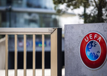 Ο λογότυπος της UEFA στην είσοδο της έδρας της, στη Νιόν της Ελβετίας (φωτ.: EPA / Jean-Christophe Bott)