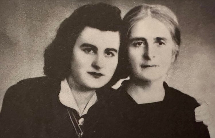 Η Βασιλική Ράλλη στα αριστερά, με τη μητέρα της Αγγελική Μαραγκού, το 1940 (φωτ.: ΙΔΙΣΜΕ)