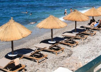 Ομπρέλες και ξαπλώστρες στην παραλία του Φλοίσβου, στην Αττική (φωτ.: EUROKINISSI/Γιάννης Παναγόπουλος)