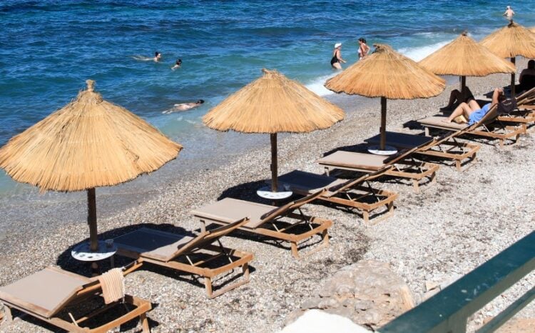 Ομπρέλες και ξαπλώστρες στην παραλία του Φλοίσβου, στην Αττική (φωτ.: EUROKINISSI/Γιάννης Παναγόπουλος)