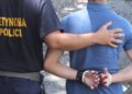 Αστυνομικός συνοδεύει συλληφθέντα στα δικαστήρια (φωτ.: αρχείου EUROKINISSI/Ραφαήλ Γεωργιάδης)