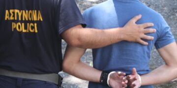 Αστυνομικός συνοδεύει συλληφθέντα στα δικαστήρια (φωτ.: αρχείου EUROKINISSI/Ραφαήλ Γεωργιάδης)