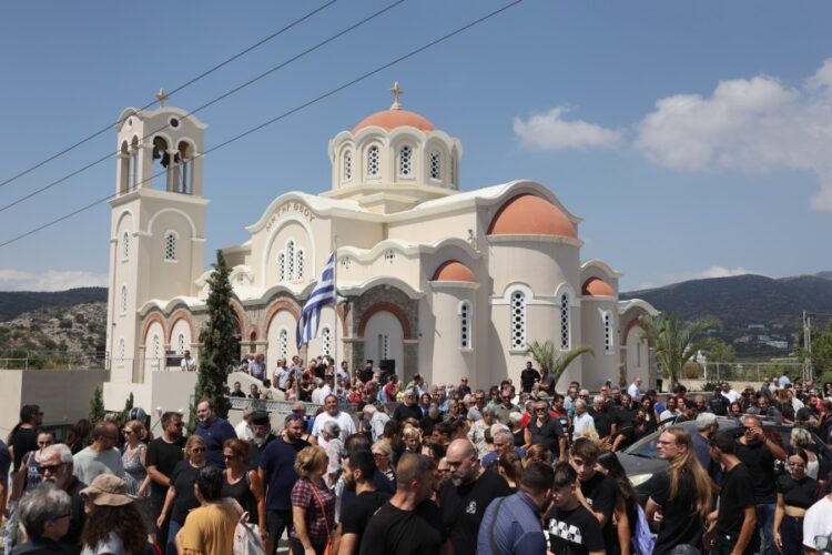 Πλήθος κόσμου στη νεκρώσιμη ακολουθία για τον 36χρονο Αντώνη Καργιώτη, στον Ιερό Ναό Ευαγγελιστρίας στον Άγιο Νικόλαο Κρήτης (φωτ.: Στέφανος Ραπάνης/ EUROKINISSI)
