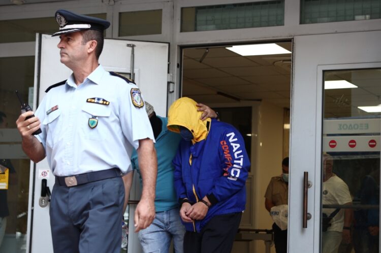 Ένας από τέσσερις κατηγορούμενους για το θάνατο του 36χρονου Αντώνη Καρυώτη βγαίνει από την εισαγγελία Πειραιά  όπου οδηγήθηκε για να απολογηθεί, Σάββατο 9 Σεπτεμβρίου 2023 (φωτ.: Eurokinissi/Βασίλης Ρεμπάπης)