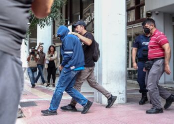 Ένας από τέσσερις κατηγορούμενους για το θάνατο του 36χρονου Αντώνη Καρυώτη βγαίνει από την εισαγγελία Πειραιά  όπου οδηγήθηκε για να απολογηθεί, Σάββατο 9 Σεπτεμβρίου 2023 (φωτ.: Eurokinissi/Βασίλης Ρεμπάπης)