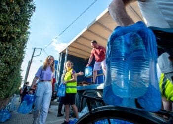 Εθελοντές μοιράζουν δωρεάν νερό στους κατοίκους της ευρύτερης περιοχής Αγριάς και Λεχωνίων στο Βόλο, Παρασκευή 9 Σεπτεμβρίου 2023. (Φωτ.: Eurokinissi/Βασίλης Οικονόμου)