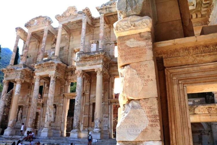 Άποψη της Βιβλιοθήκης της Εφέσου. Διακρίνονται οι ελληνορωμαΐκες επιγραφές (πηγή: en.wikipedia.org/Metuboy)