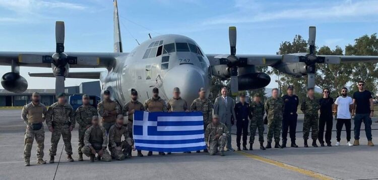 Μέλη της ελληνικής αποστολής ανθρωπιστικής βοήθειας στη Λιβύη φωτογραφίζονται μπροστά στο  C-130 του στρατού λίγο πριν την απογείωσή του από την αεροπορική βάση Ελευσίνας (φωτ.: geetha.mil.gr)