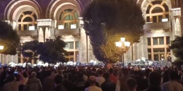 Διαδηλωτές μπροστά από την έδρα της αρμενικής κυβέρνησης στο Γερεβάν, ζητούν την παραίτηση του πρωθυπουργού Νικόλ Πασινιάν (φωτ.: twitter.com/nelloscavo)