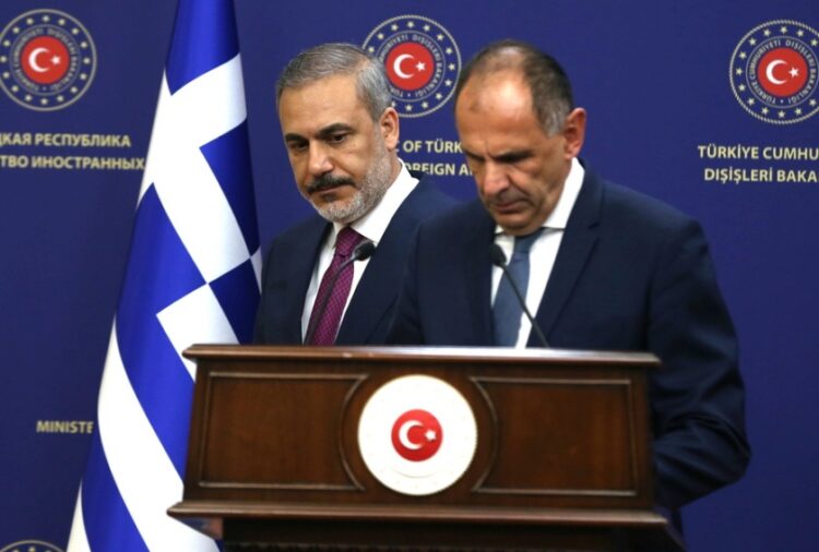 Ο Τούρκος ΥΠΕΞ Χακάν Φιντάν με τον Έλληνα ομόλογό του Γιώργο Γεραπετρίτη, μετά τη συνάντησή τους στην Άγκυρα (φωτ.: EPA/ NECATI SAVAS)