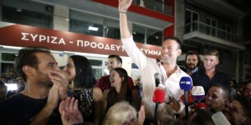 Ο Στέφανος Κασσελάκης χαιρετά τον κόσμο που έχει συγκεντρωθεί έξω από τα γραφεία του ΣΥΡΙΖΑ μετά την νίκη του στις εσωκομματικές εκλογές που τον ανέδειξαν νέο πρόεδρο του κόμματος (φωτ.: ΑΠΕ-ΜΠΕ/Αλέξανδρος Βλάχος)