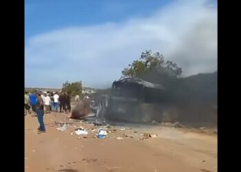 Καπνοί βγαίνουν από το λεωφορείο που μετέφερε τα μέλη της ελληνικής αποστολής ανθρωπιστικής βοήθειας στη Λιβύη μετά τη σύγκρουση με φορτηγό (Πηγή φωτ.: facebook.com/watch/TripoliAlHadath)