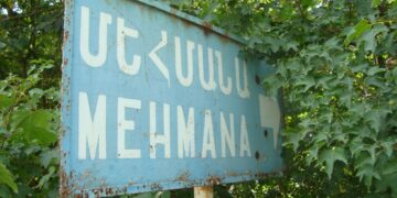 Η πινακίδα που δείχνει τη διαδρομή προς το Μεχμανά, στον αυτοκινητρόδρομο Ντρμπόν-Μαρτακέρτ (πηγή: Ліонкінг/ en.wikipedia.org/wiki/Mehmana)
